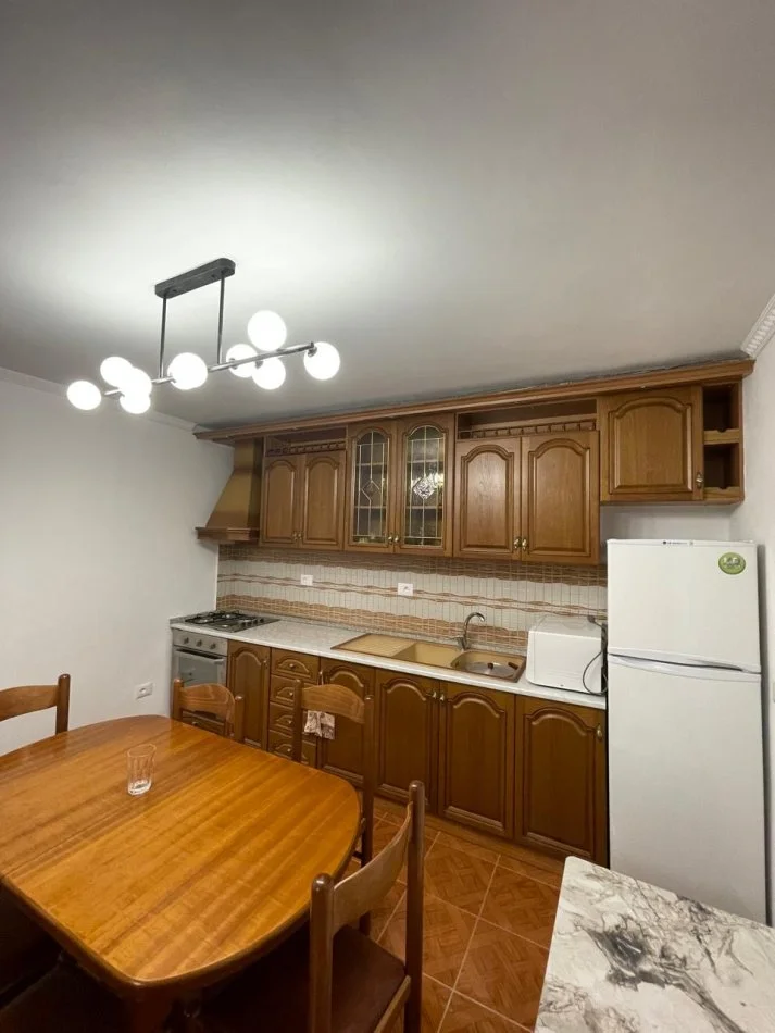 Tirane, jepet me qera 2+1+Aneks+Ballkon Kati 2, 90 m² 420 € (Te Venue club)