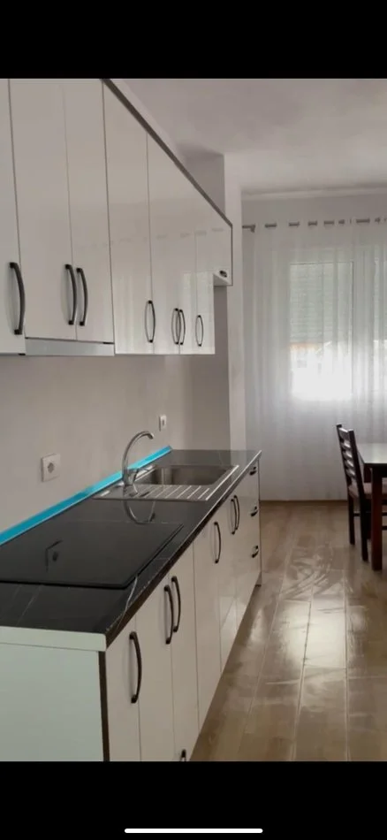 Tirane, jepet me qera 2+1+Ballkon Kati 2, 110 m² 400 € (Kamez rr. Donald Tramp)