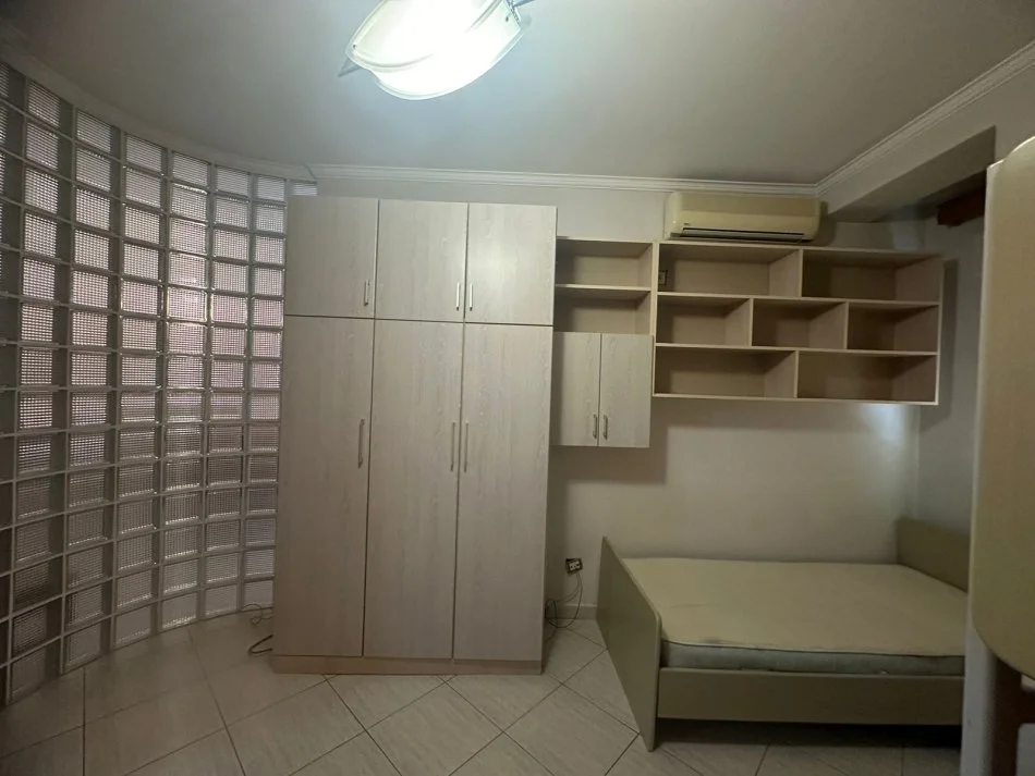 Tirane, jepet me qera apartament 2+1+Ballkon Kati 2, 120 m² 650 € (Don Bosko)