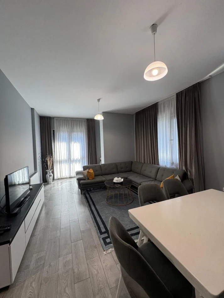 Tirane, jepet me qera apartament 3+1+Ballkon Kati 5, 135 m² 1.200 € (Square 21 Apartament 3+1+2+2+Post Parkimi Per Qera Mobilim Luksoz)