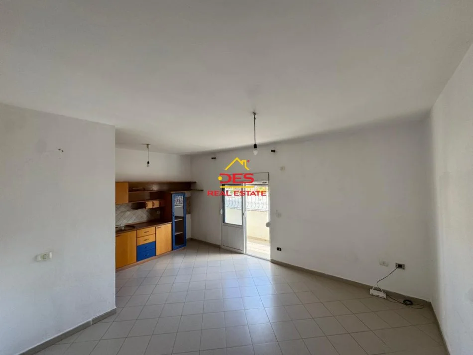 Vlore, jepet me qera apartament 1+1+Ballkon Kati 5, 80 m² 180 € (Rruga Lef Sallata)