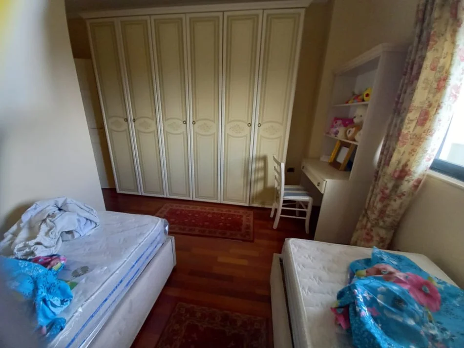 Tirane, jepet me qera 2+1+Ballkon , 550 € (Fresk)