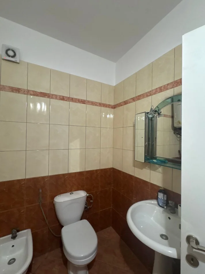 Tirane, jepet me qera apartament 2+1+Ballkon Kati 5, 80 m² 400 € (Fresk)