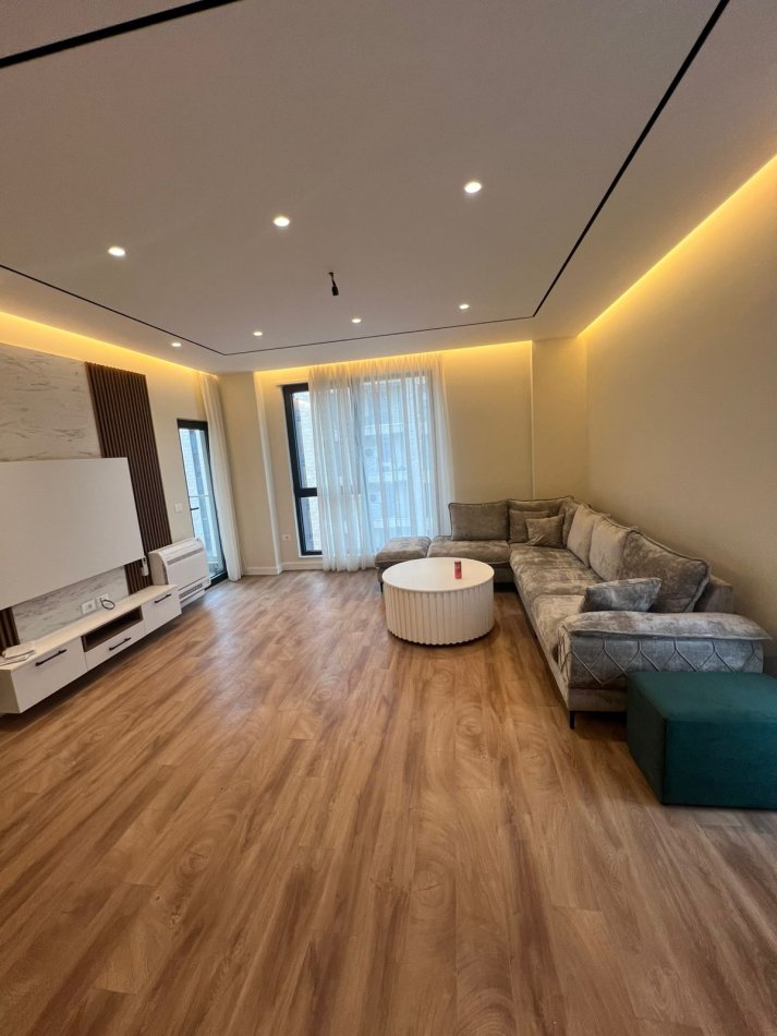 Tirane, jepet me qera apartament 3+1 Kati 7, 140 m² 1.200 € (Rezidenca Erli)