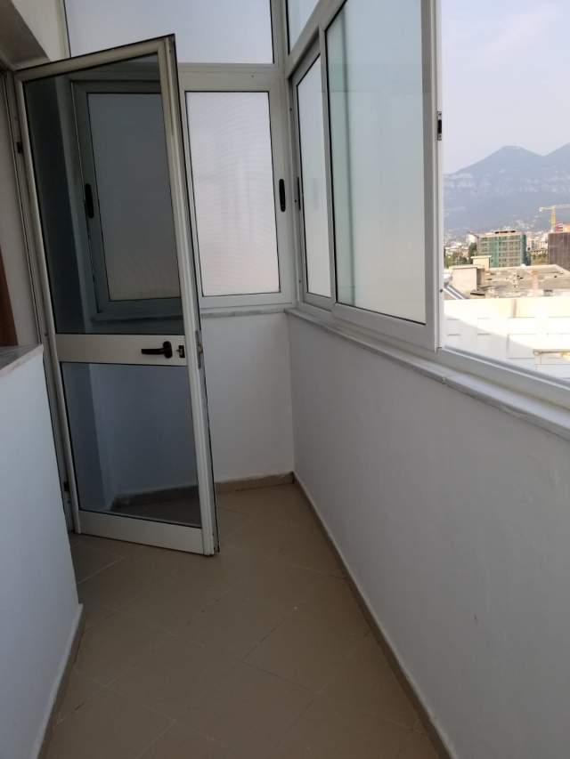 Tirane, jepet me qera apartament 2+1+BLK Kati 10, 70 m² 450 Euro (shkolla Qazim Turdiu)
