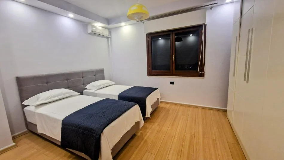 Tirane, jepet me qera apartament 2+1+Ballkon Kati 3, 113 m² 900 € (Komuna e Parisit)