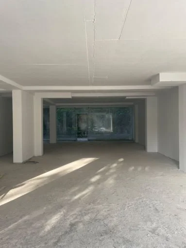 Tirane, jepet me qera dyqan Kati 0, 140 m² 1.500 € (liqeni i thate)