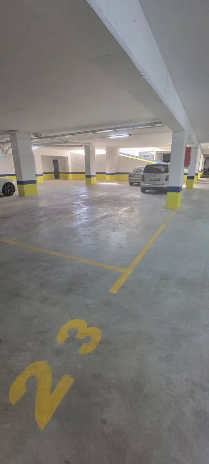 Tirane, jepet me qera apartament 2+1+2+Ballkon Kati 1, 92 m² 700 € (Rruga Albanopoli)