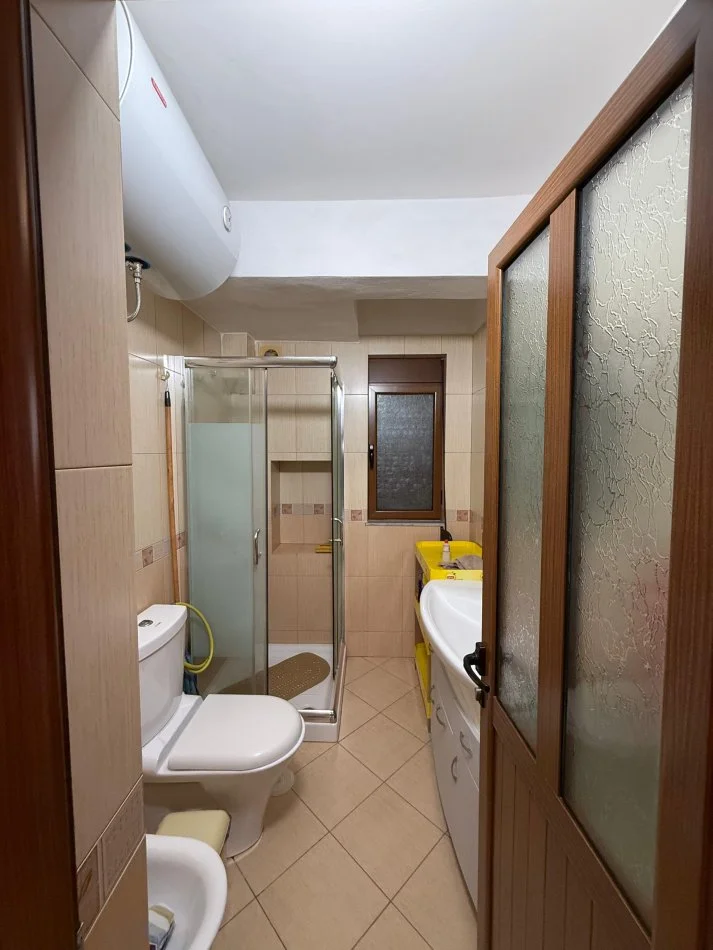 Vlore, jepet me qera apartament 1+1+Ballkon , 350 € (Albano dhe Romina)