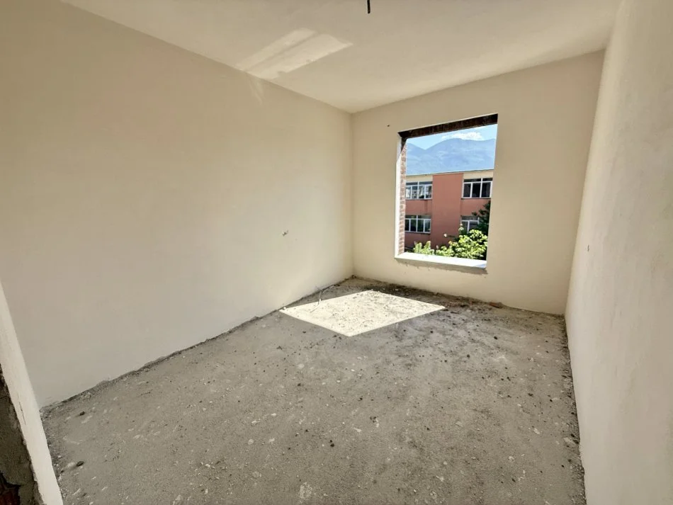 Tirane, shitet apartament 2+1Me 2 Tualete Dhe Ballkon , 93 m² 150.000 € (Rruga 5-Maji)