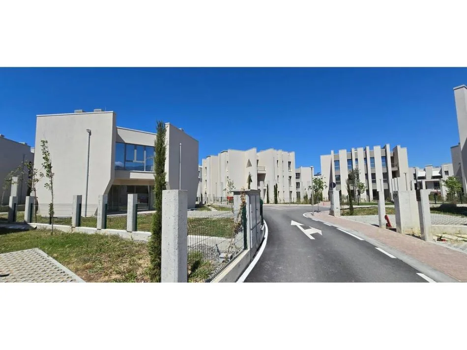 Tirane, jepet me qera Vile 4+1 Kati 3, 286 m² 5.000 € (GREEN VALLEY)