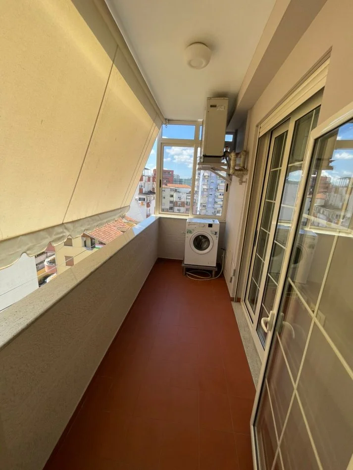 Tirane, jepet me qera apartament 1+1 Kati 7, 60 m² 700 € (PAZARI I RI)