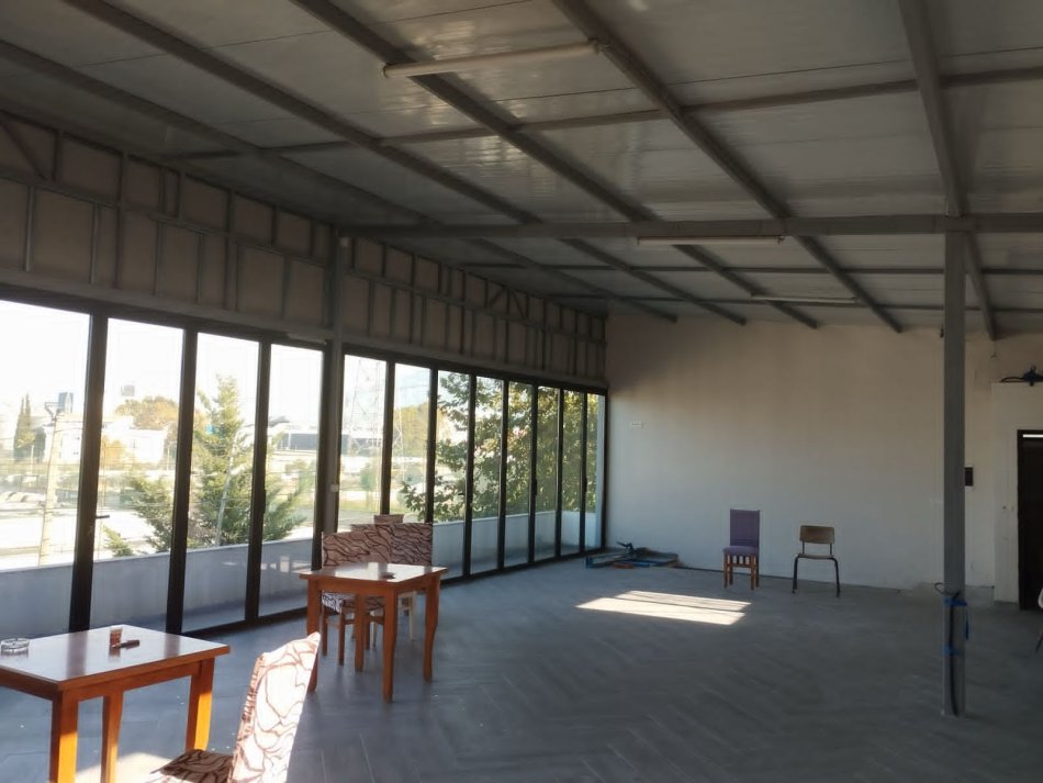Tirane, jepet me qera dyqan Kati 2, 100 m² 500 € (Yrshek)