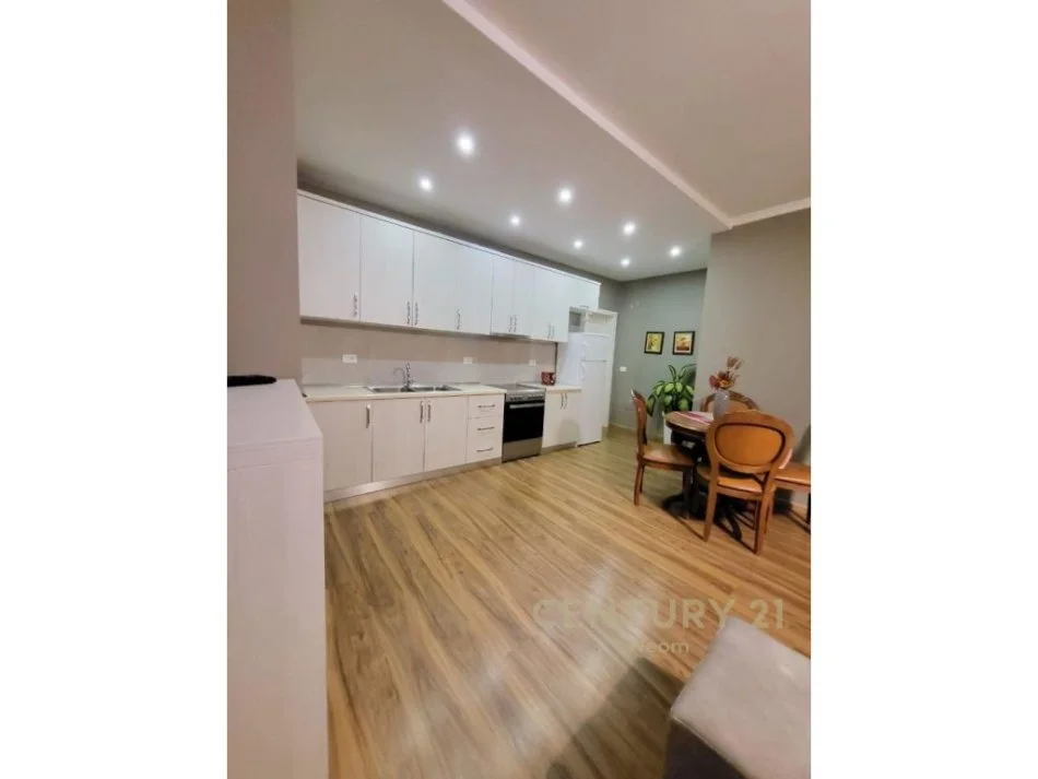 Tirane, jap me qera apartament 1+1 , 75 m² 650 € (Komuna e Parisit)