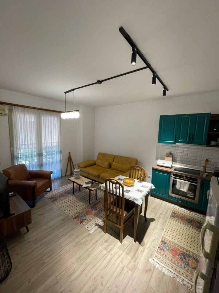 Tirane, jepet me qera apartament 1+1+Ballkon Kati 4, 65 m² 600 € (Rruga e Dibres)