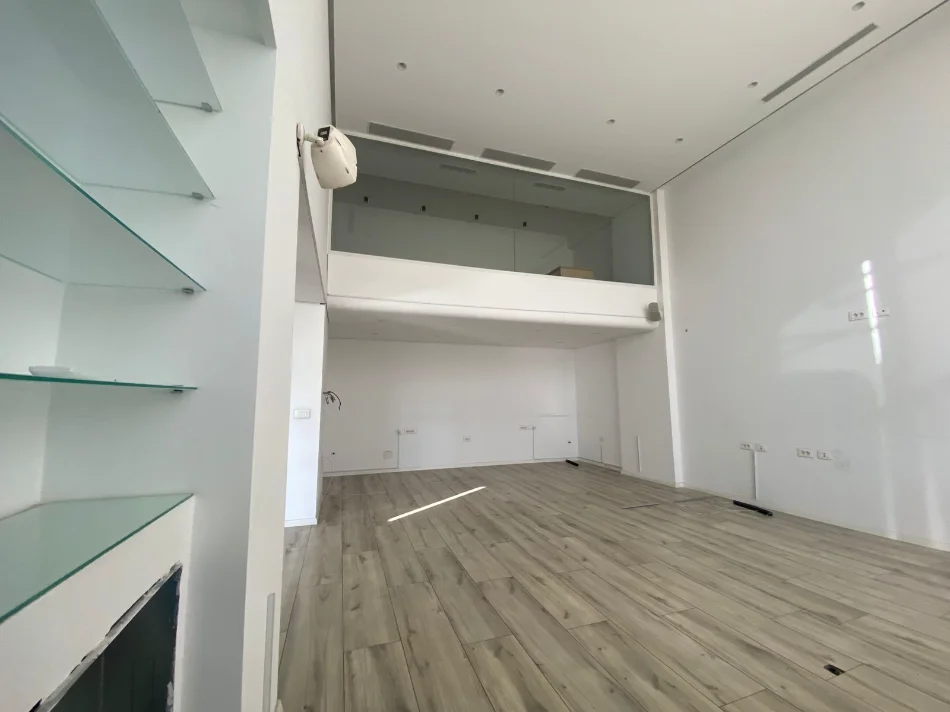 Tirane, jepet me qera zyre Kati 1, 93 m² 1.200 € (Rruga Bedri Karapici)