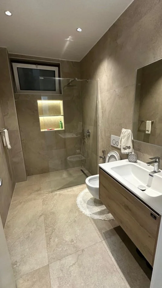 Tirane, jepet me qera apartament 2+1 Kati 2, 1 m² 850 € (Mine peza,Rruga e durresit)