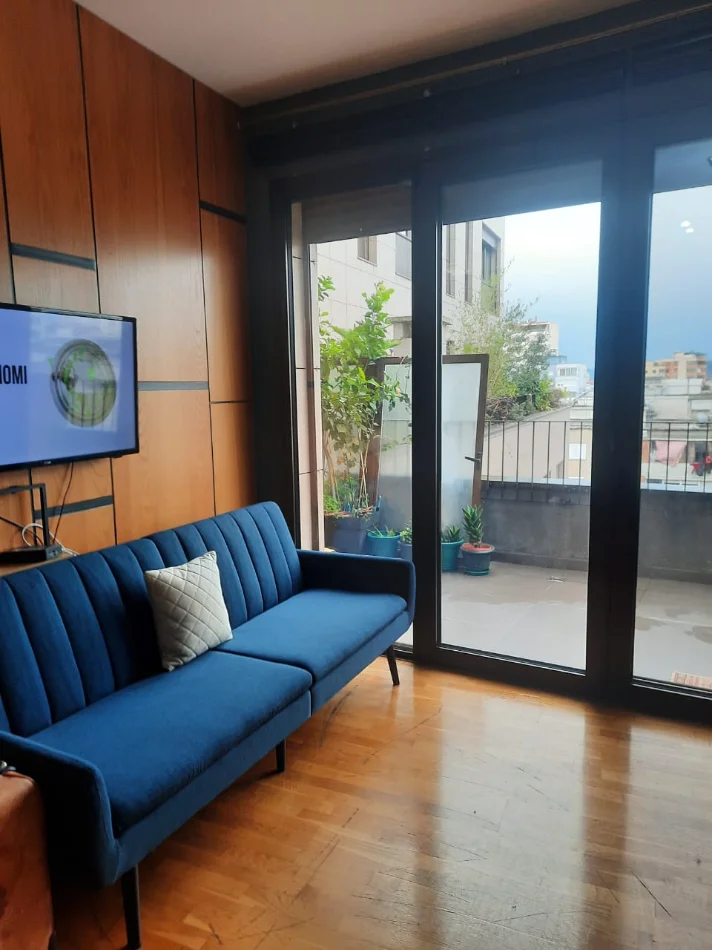 Tirane, jepet me qera apartament 1+1+Ballkon Kati 5, 90 m² 740 € (Rruga Barrikadave)