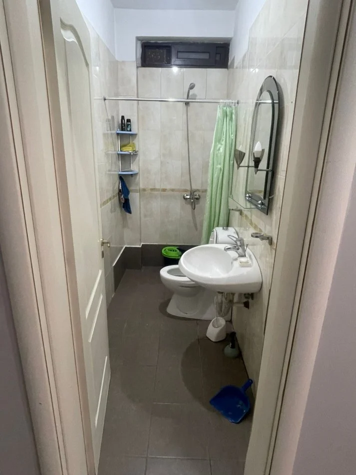 Tirane, jepet me qera apartament 3+1 Kati 6, 100 m² 700 € (Mine Peza)