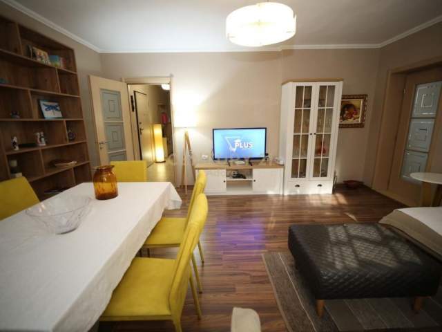 Tirane, jepet me qera apartament 2+1+BLK Kati 3, 80 m² 650 Euro (Prane Pazarit)