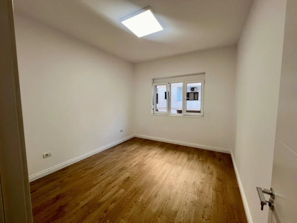 Tirane, jepet me qera zyre Kati 3, 110 m² 900 € (rruga sami frasheri)