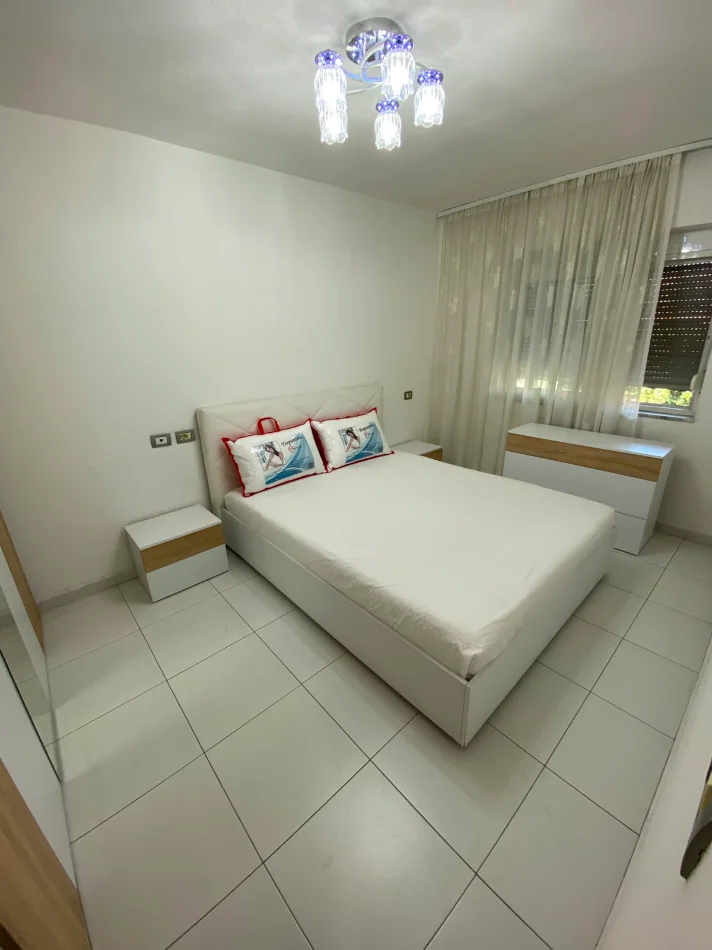 Tirane, jepet me qera apartament 3+1+Aneks+Ballkon Kati 3, 600 € (rruga bardhyl)