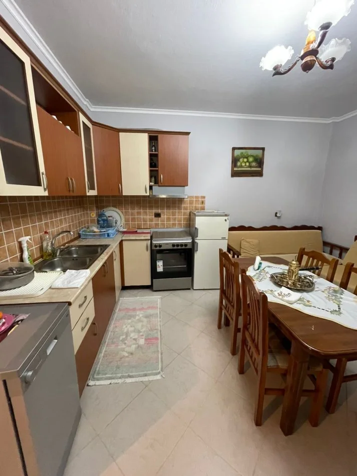 Tirane, jepet me qera apartament 2+1+Ballkon Kati 1, 87 m² 500 € (Rruga E Kavajes)