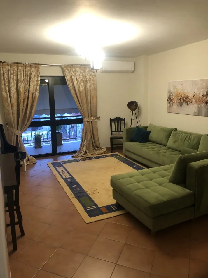Tirane, jepet me qera apartament 1+1 Kati 8, 75 m² 960 € (Perlat Rexhepi)