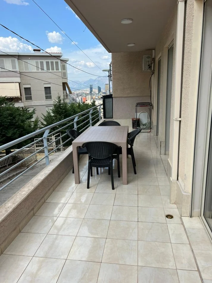 Tirane, jepet me qera apartament 1+1 Kati 2, 600 € (Rruga Peti,Rezidenca Ferrari)