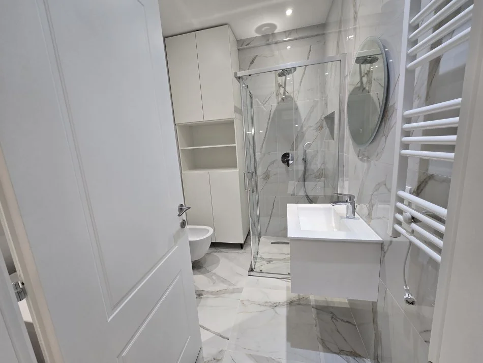 Tirane, jepet me qera apartament 2+1 Kati 7, 100 m² 700 € (Astir)