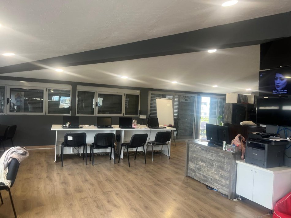 Tirane, jepet me qera zyre Kati 8, 250 m² 2.500 € (Tregu Elektrik)