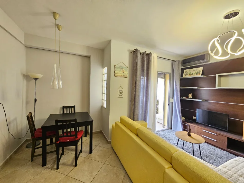 Tirane, jepet me qera apartament 1+1 , 500 € (rruga ali demi)