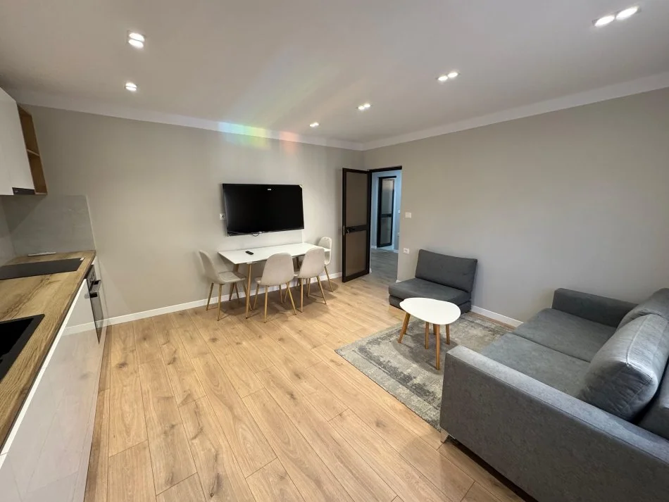 Tirane, jepet me qera apartament 2+1 Kati 2, 88 m² 600 € (Rruga qemal stafa ,shkolla e kuqe)