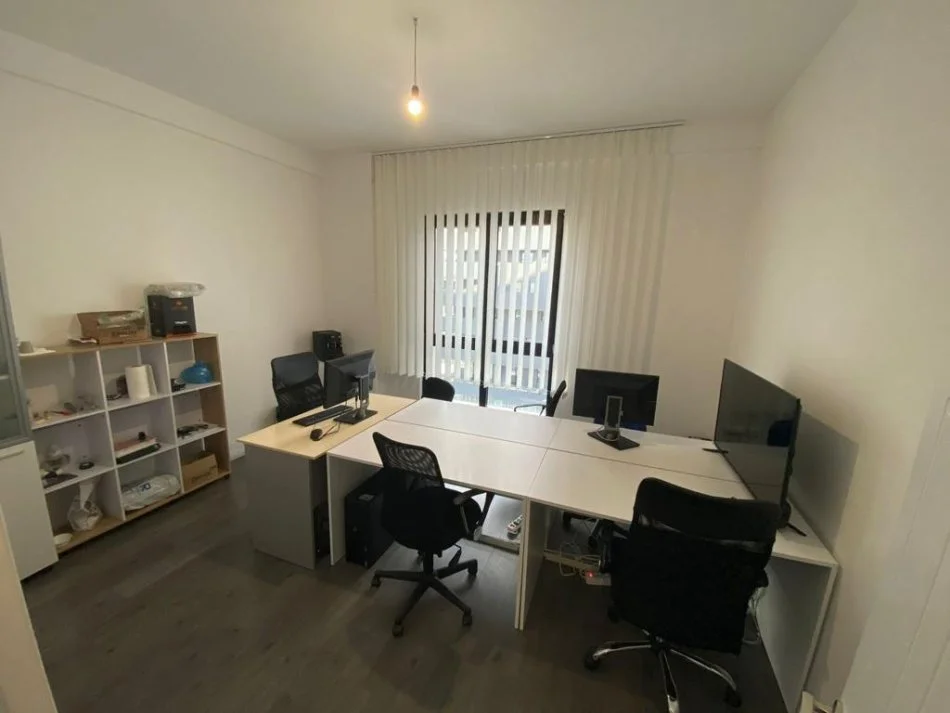 Tirane, jepet me qera 2+1+Ballkon Kati 4, 133 m² 950 € (Rruga e Kavajes)