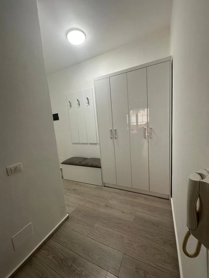 Tirane, jepet me qera apartament 2+1+Ballkon Kati 2, 98 m² 600 € 