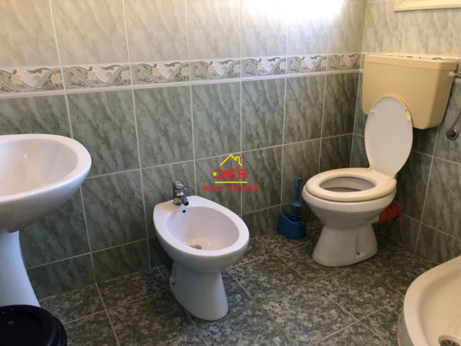 Vlore, jepet me qera shtepi 2+1+Ballkon Kati 2, 110 m² 400 € (Rruga Irfan Shehu)