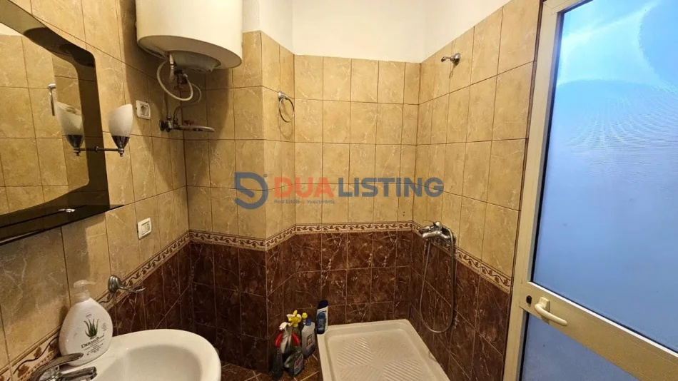 Tirane, jepet me qera apartament 2+1 , 620 € (Rruga Barrikadave)