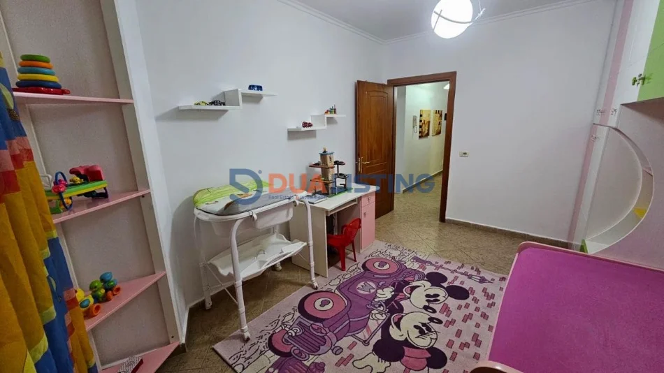 Tirane, jepet me qera apartament 2+1 , 620 € (Rruga Barrikadave)