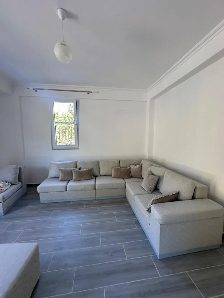 Tirane, jepet me qera apartament 2+1 Kati 2, 450 € (Kombinat)