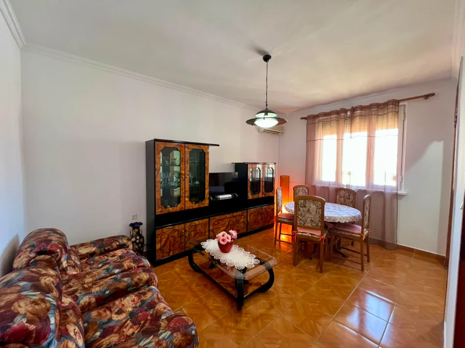 Tirane, jepet me qera apartament 2+1+Ballkon Kati 4, 80 m² 600 € (Shkolla e Kuqe)
