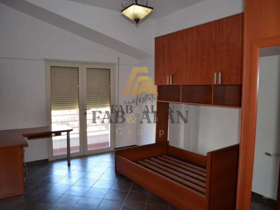 Tirane, jepet me qera apartament+verande | Penthouse 4+1 Kati 5, 210 m² 1.200 € (Liqeni i Thate)