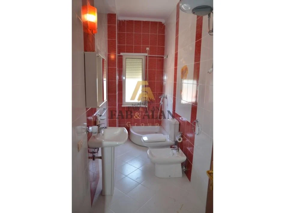 Tirane, jepet me qera apartament+verande | Penthouse 4+1 Kati 5, 210 m² 1.200 € (Liqeni i Thate)