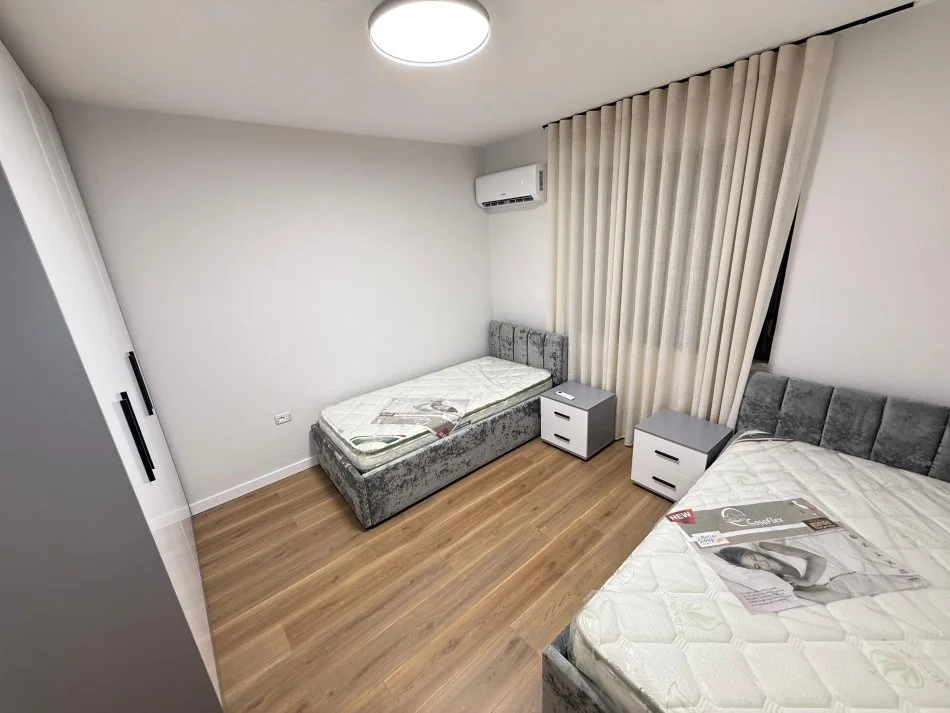 Tirane, jepet me qera apartament 2+1 Kati 1, 98 m² 700 € (Ish parku)