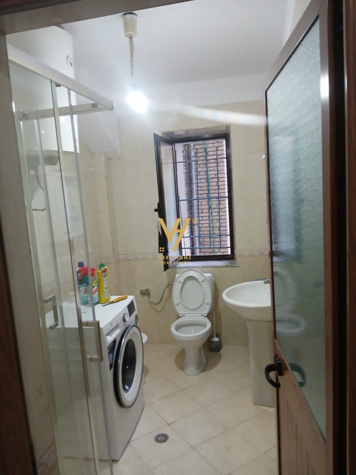 Tirane, jepet me qera 1+1+Ballkon Kati 3, 60 m² 400 € (ALI DEMI)