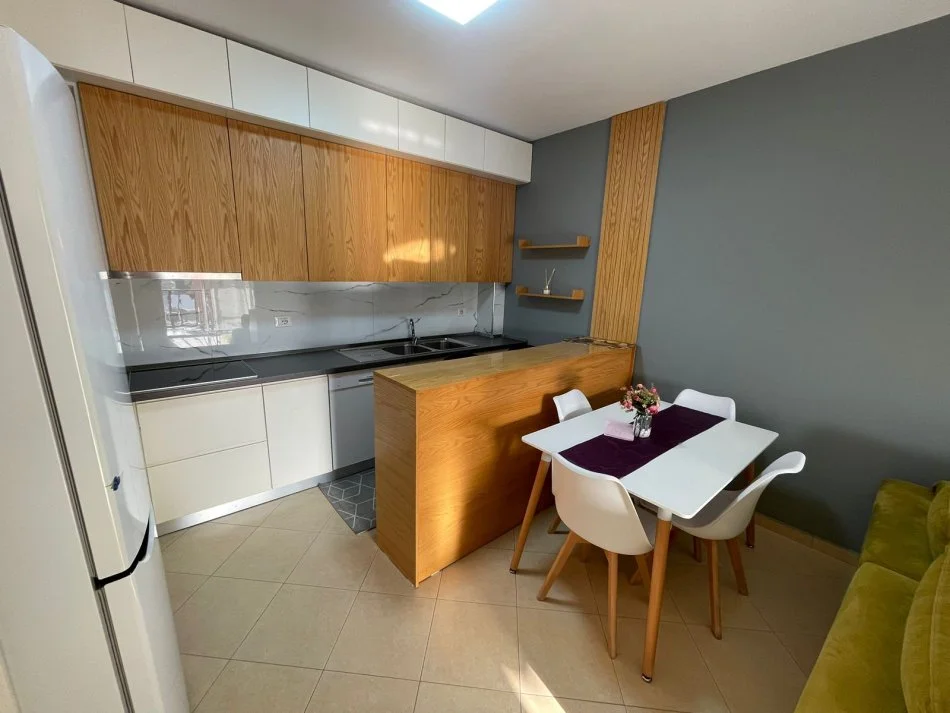 Jepet Me Qera Apartament 2+1 Ne Rrugen 5 Maj [ID P02114]