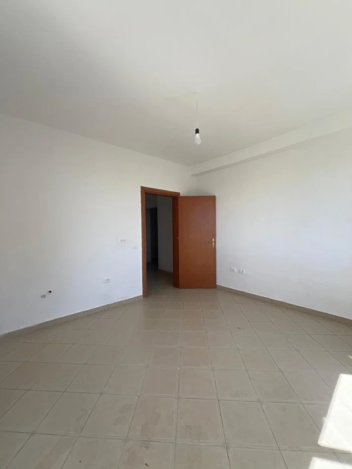 Tirane, shitet apartament 1+1+Ballkon Kati 4, 64 m² 84.000 € (Restorant Fresku, tek Sparkly Paws)