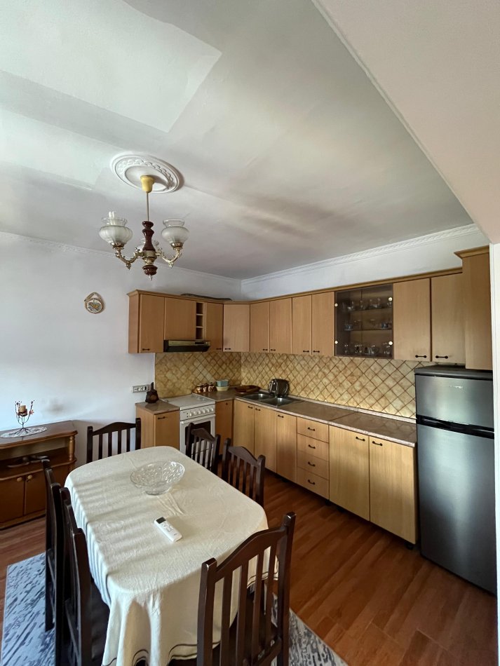 Tirane, jepet me qera apartament 2+1 Kati 5, 450 € (Ish-Parku Autobuzave)