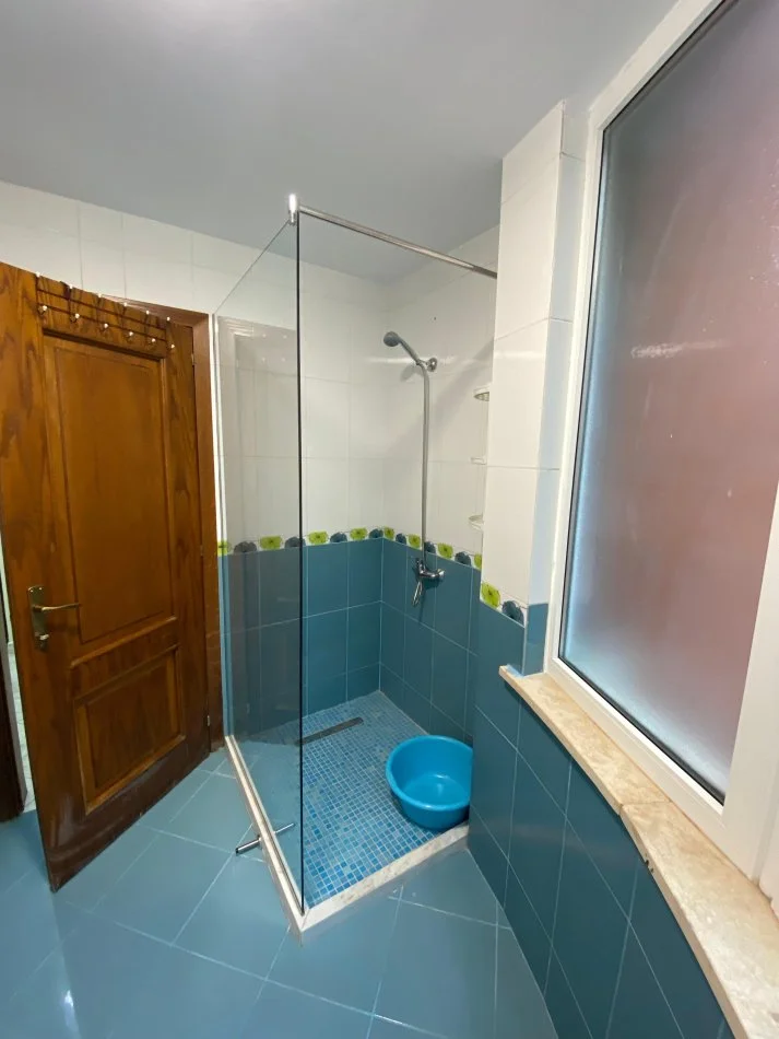 Tirane, jepet me qera apartament 2+1+Ballkon Kati 3, 125 m² 700 € (rruga hoxha tahsim)