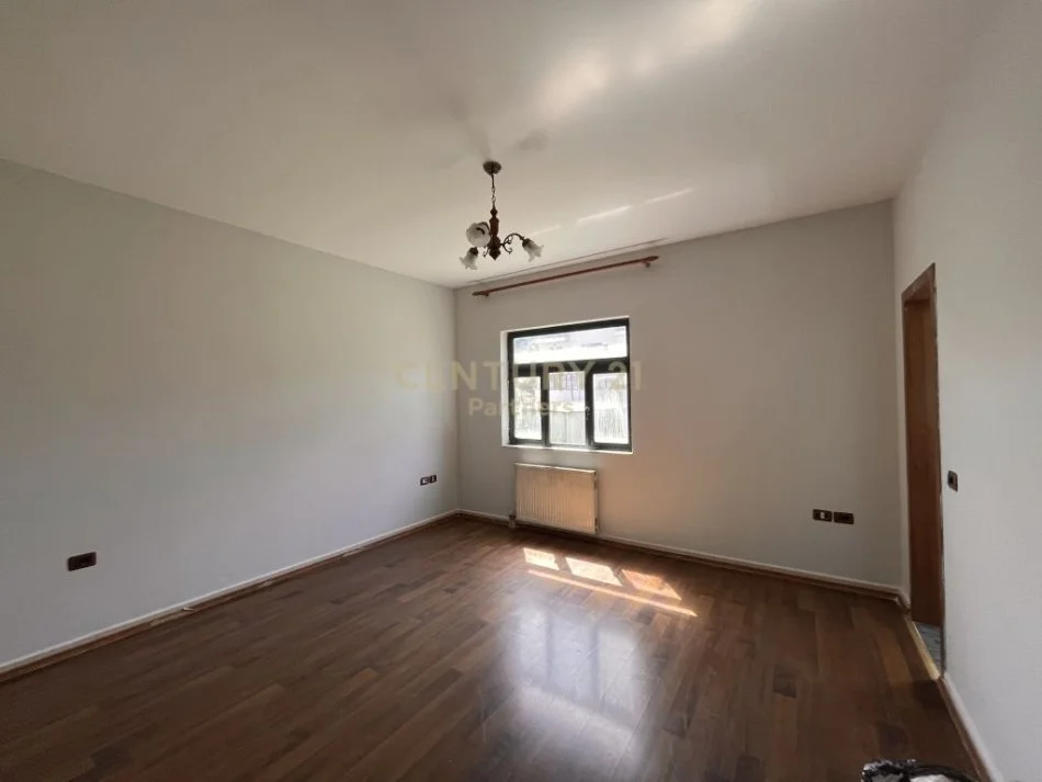 Tirane, jepet me qera Vile 3+1+Ballkon Kati 1, 144 m² 1.200 € (Kombinat)