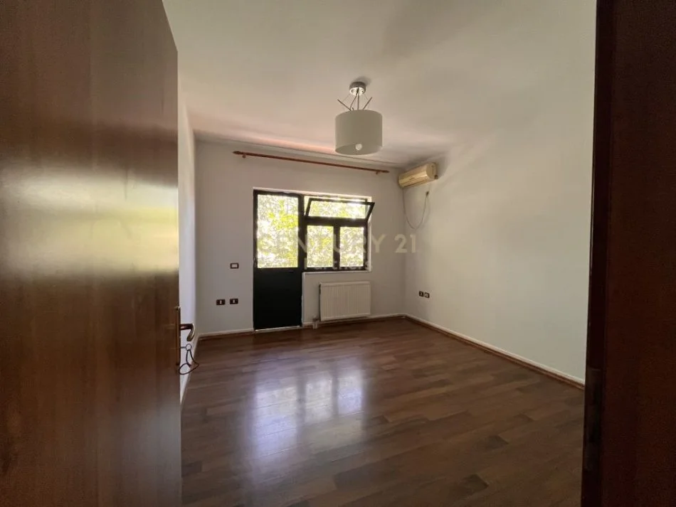 Tirane, jepet me qera Vile 3+1+Ballkon Kati 1, 144 m² 1.200 € (Kombinat)
